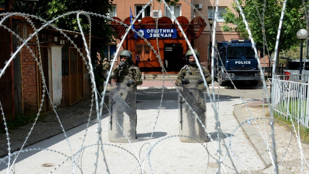 Vojnici ispred općinske zgrade u Zvečanu