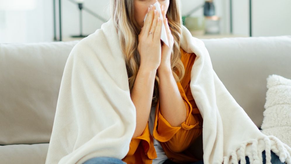 Žena sa začepljenim nosom