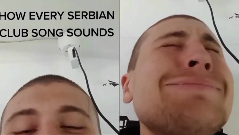 Muškarac koji demonstrira kako zvuče cajke