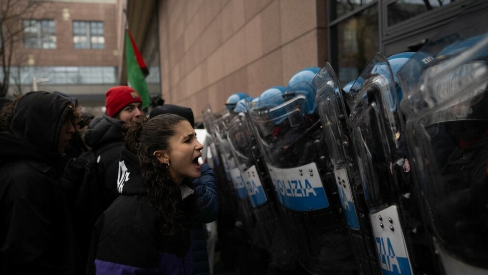 Talijanska policija i prosvjednici, ilustracija