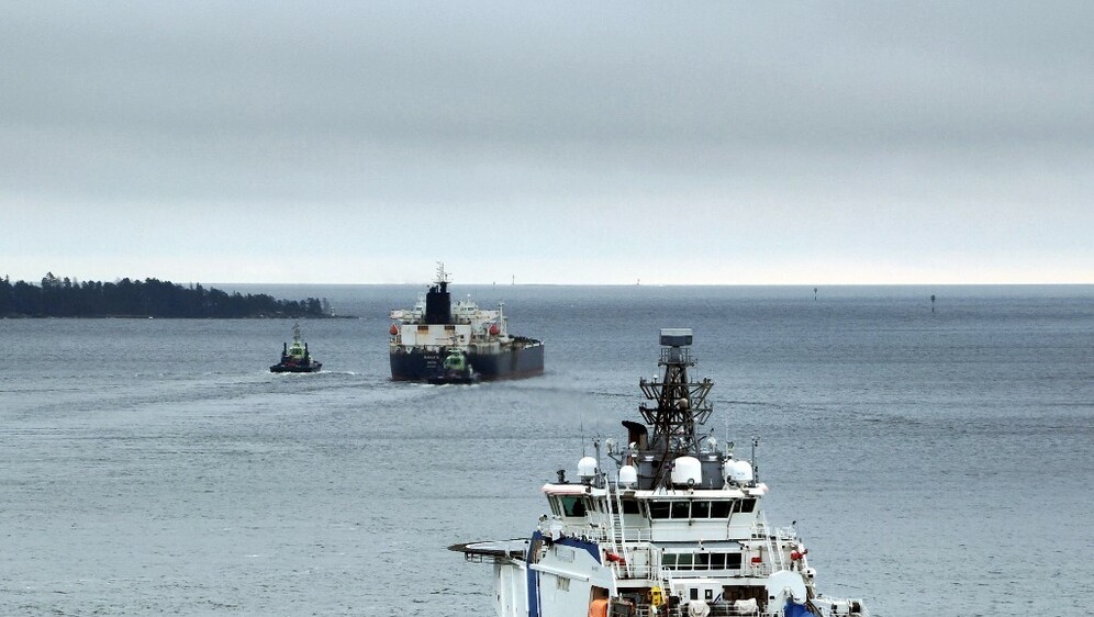 Obalna straža i ruski teretni brod, ilustracija