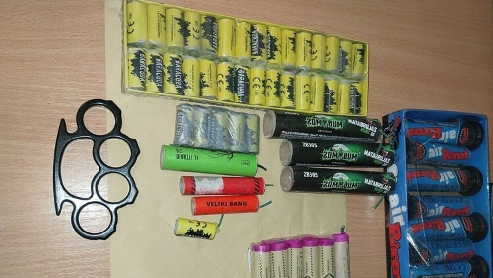 Oduzeta pirotehnika - 2