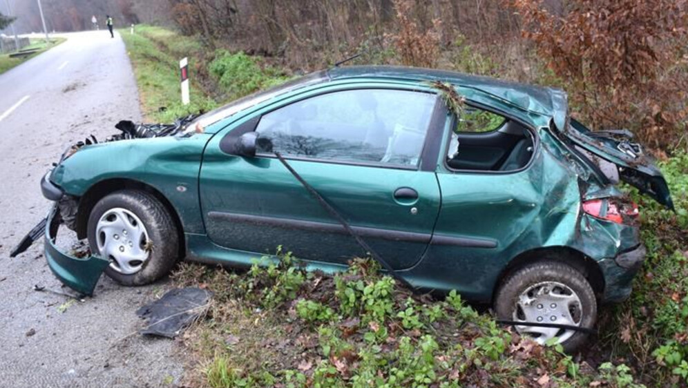 Vozačica i dijete ozlijeđeni u prevrtanju automobila