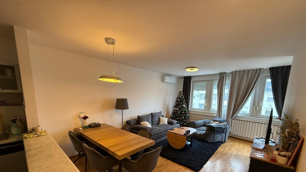 Četverosobni dvoetažni stan površine 135 m²