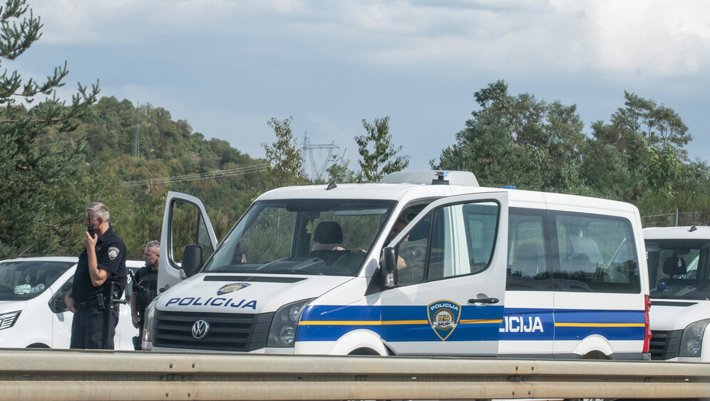 Policija na autocesti, ilustracija