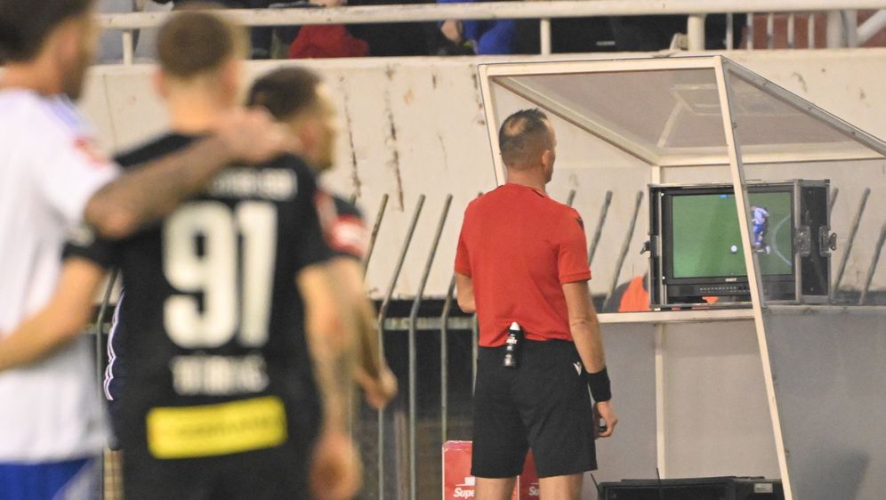 Sudac Zdenko Lovrić gleda VAR na Poljudu