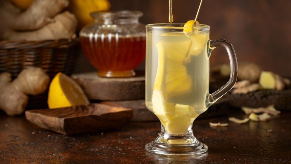 Vrući koktel s džinom, limunom, đumbirom i medom