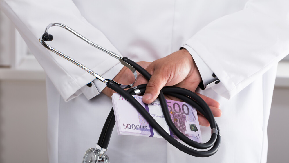 Lažni liječnik opet operira, ilustracija