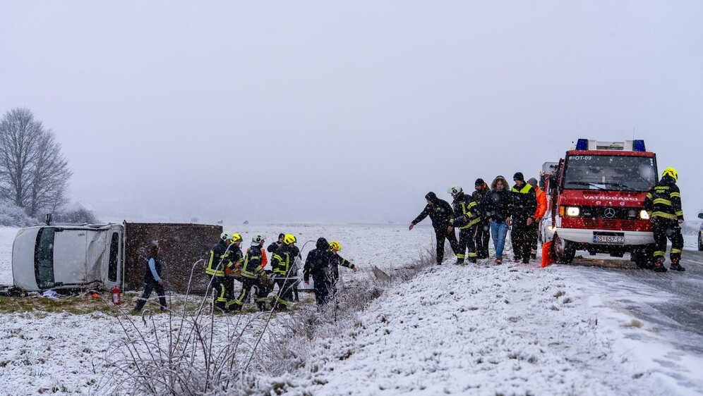 Vatrogasci izvukli osobu koja je teretnim vozilom sletjela s ceste