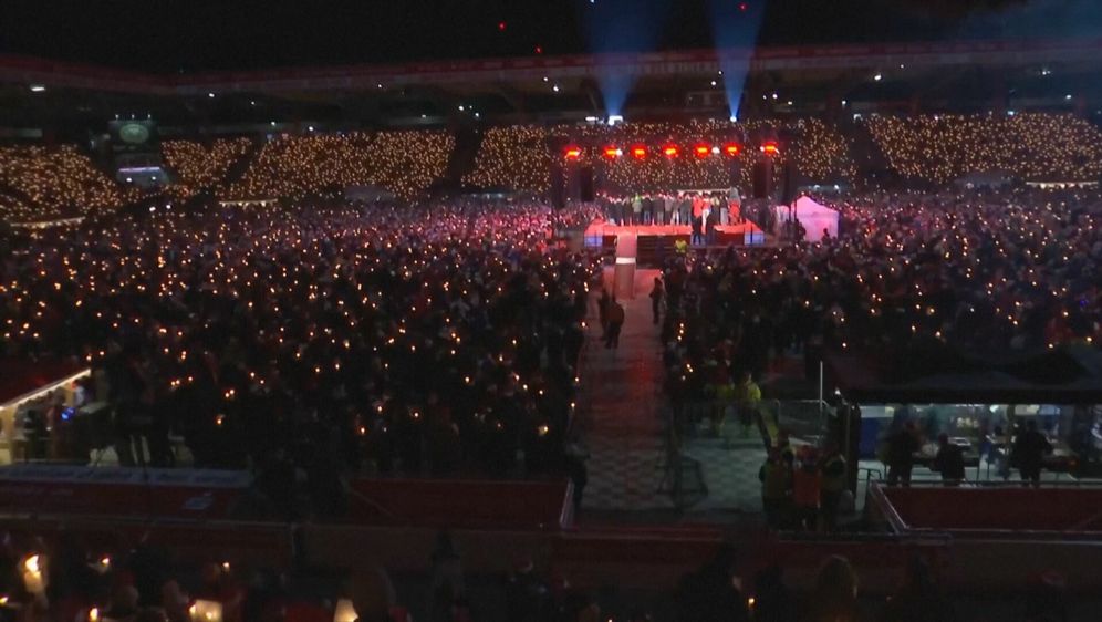 Tisuće navijača zapjevale Božićne pjesme