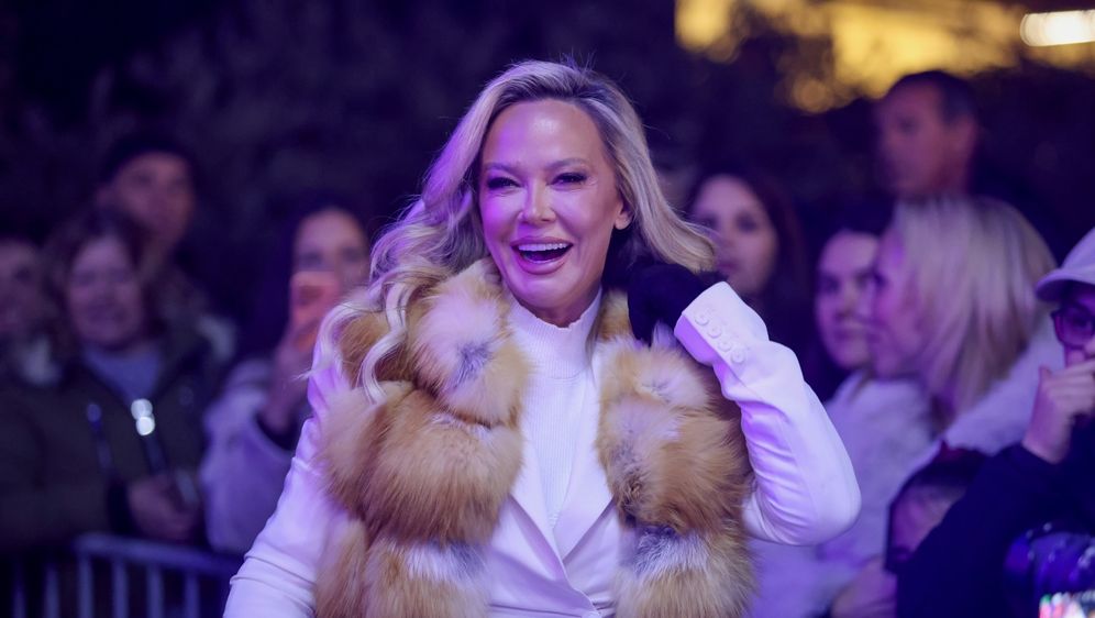 Maja Šuput u crvenim čizmama na koncertu u Zadru