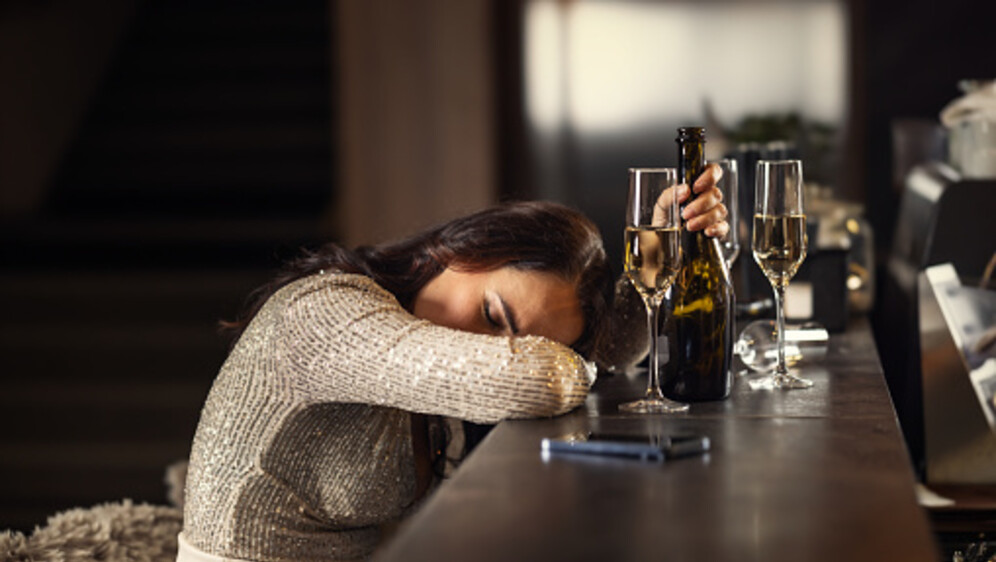 Žena u kafiću, ilustracija