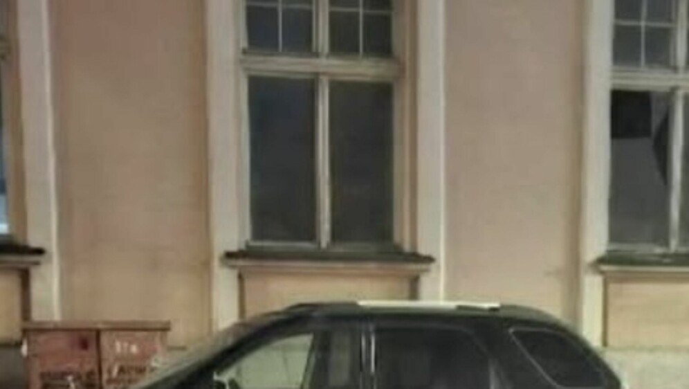 Uvreda napisana sprejem na automobilu