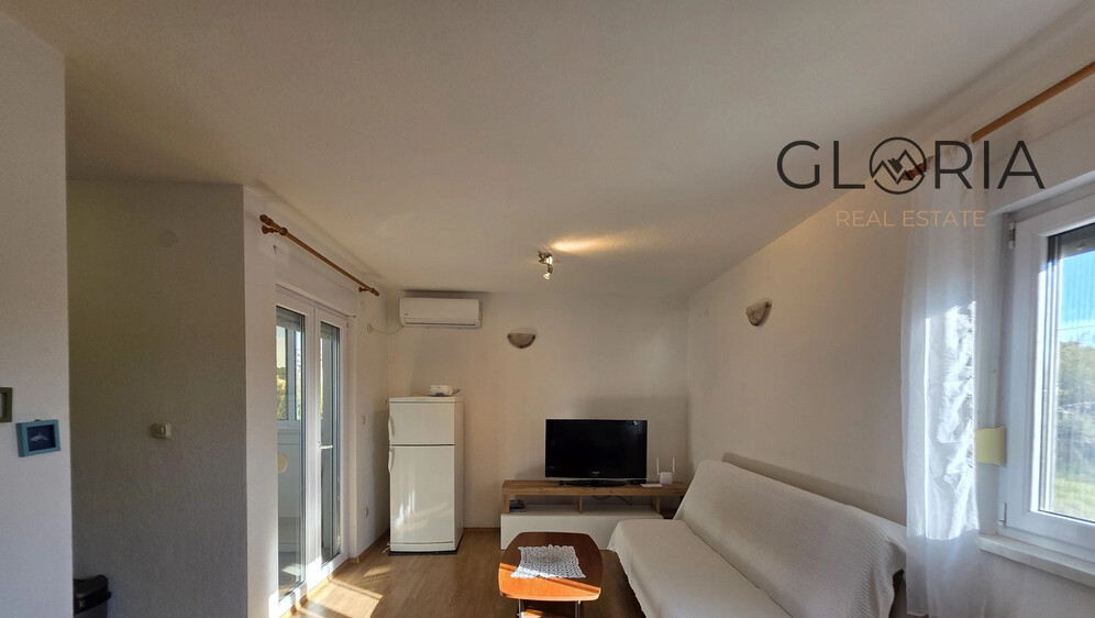 Mir uz more u Okrugu Gornjem: Stan koji poziva na opušteni mediteranski život