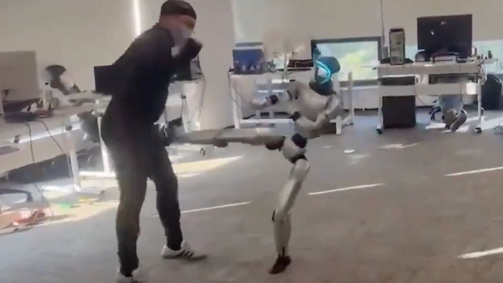 Robot udara muškarca