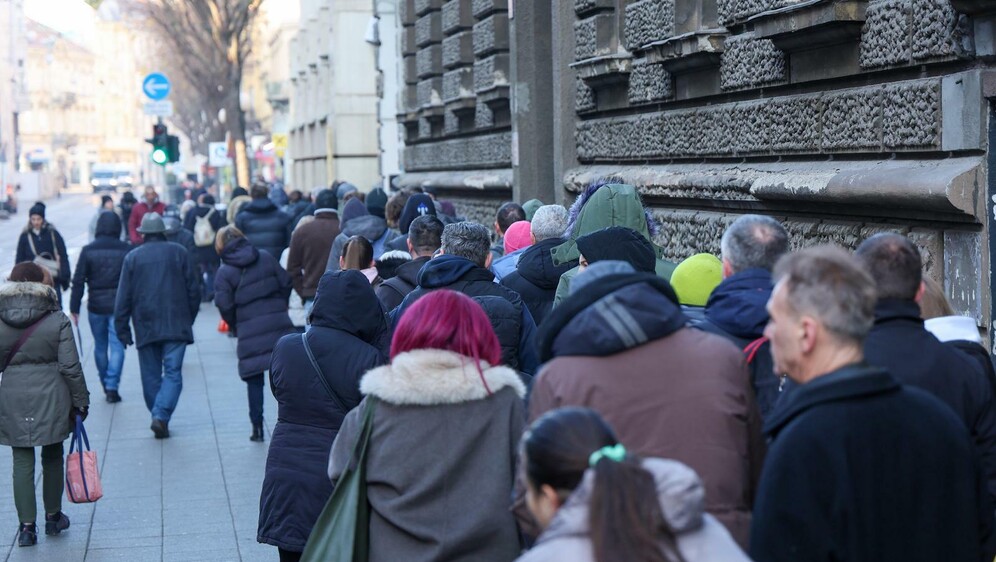 Građani čekaju u redu