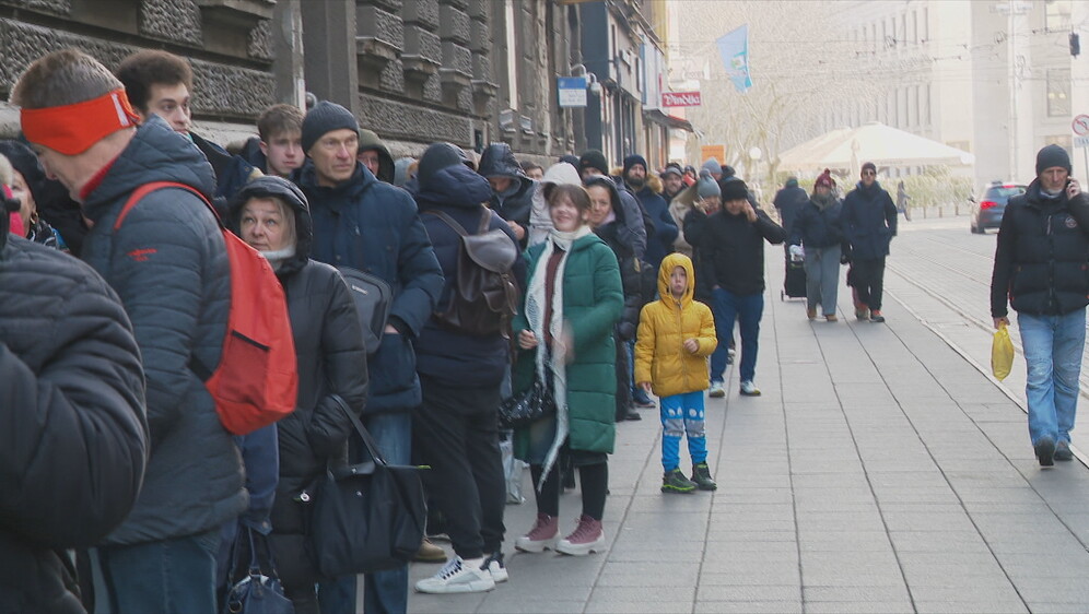 Gužva ispred HNB-a - 2