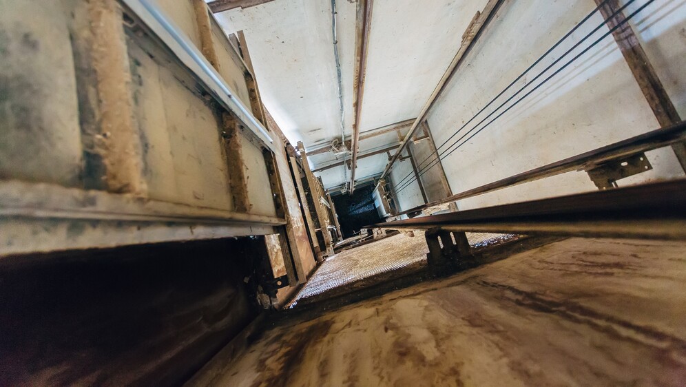 Napušteno okno lifta, ilustracija