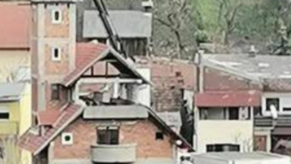 Neobičan ukras na vrhu zgrade u Zagrebu