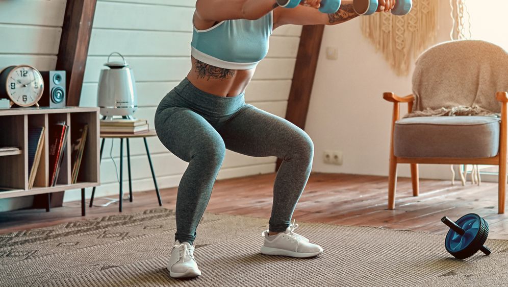 Žena vježba čučnjeve