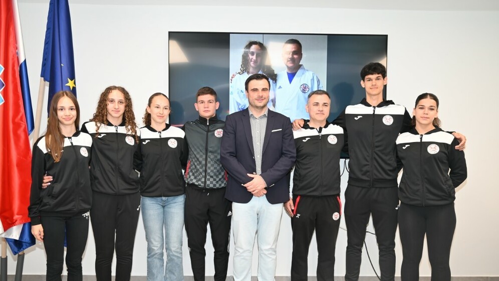 Župan Ivan Celjak s članovima Karate kluba Tigar Sisak
