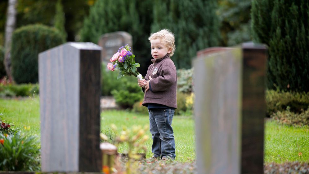 Dijete na groblju (FOTO: Profimedia)