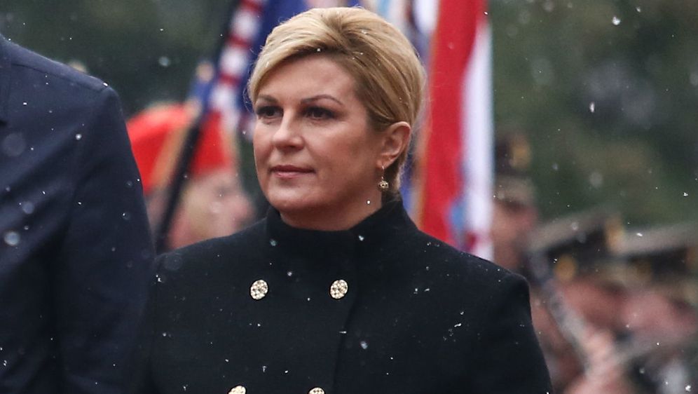 Kolinda Grabar-Kitarović u 'generalskom' kaputu za susret s predsjednikom Srbije Aleksandrom Vučićem