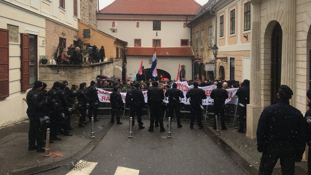 Prosvjednici na Kamenitim vratima (Foto: I.B. Tomljenović)