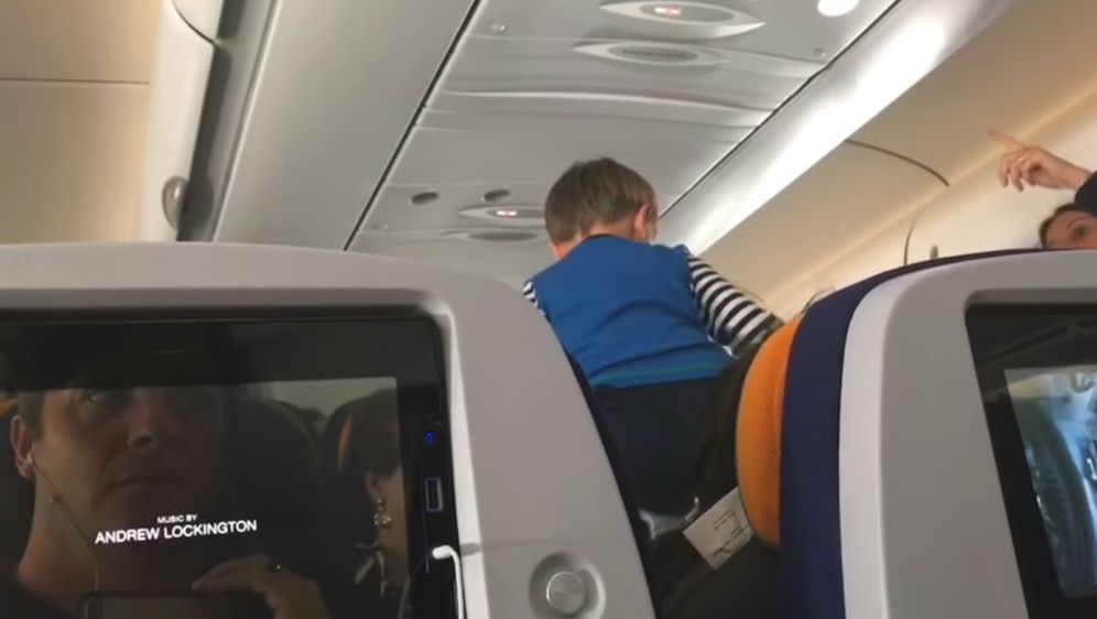 Dječakovi vriskovi su osam sati putnicima zagorčavali let (FOTO: YouTube/Screenshot)