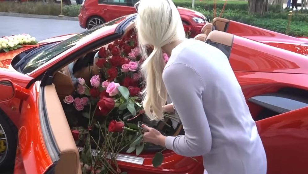 Alex Hirschi doslovno živi od vožnji superautomobila (FOTO: Screenshot)