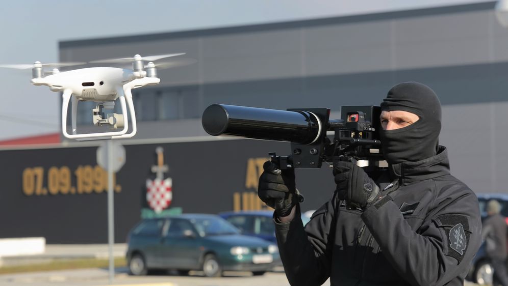 Uklanjanje drona posebnom puškom (Foto: Pixell)