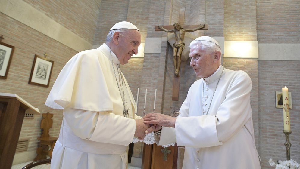 Papa Franjo s bivšim papom Benediktom (Foto: AFP)