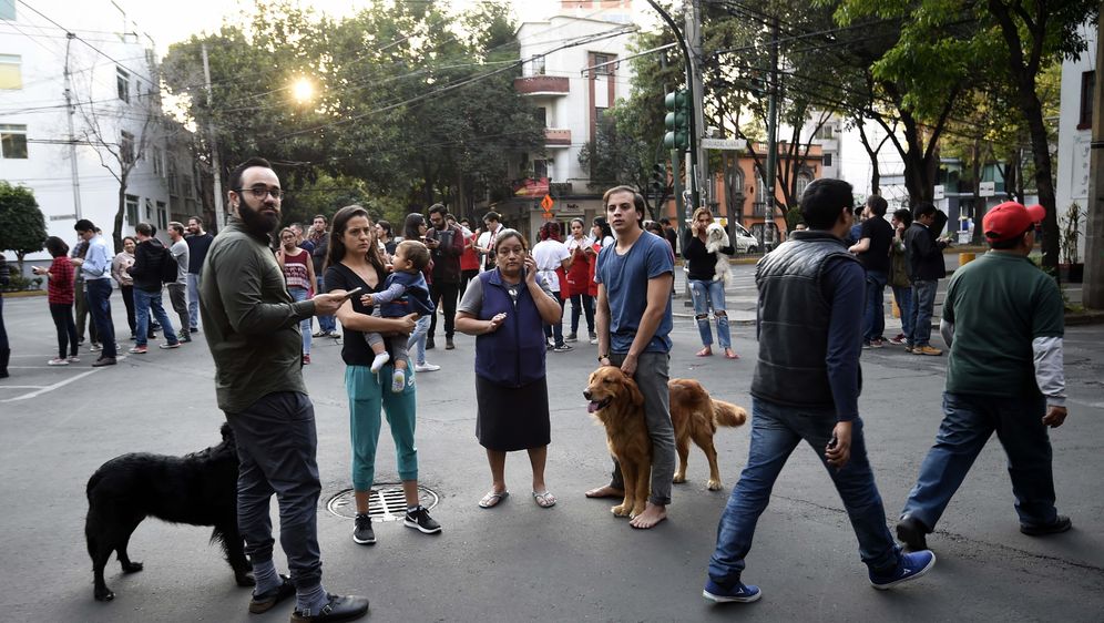 Ljudi izašli na ulice nakon što je Meksiko pogodio snažan potres (Foto: AFP) - 2
