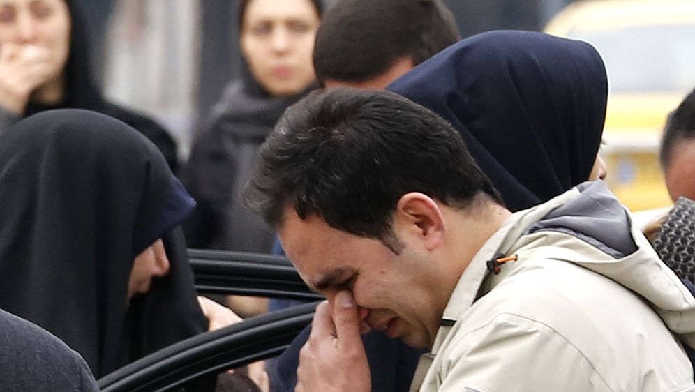 Rodbina i prijatelji tuguju za poginulim putnicima i članovima posade palog putničkog aviona u Iranu (Foto: AFP)