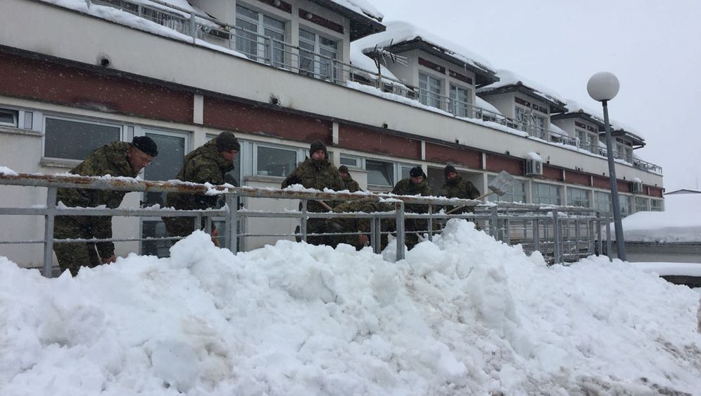 Vojska u Lici čisti snijeg (Foto: MORH)