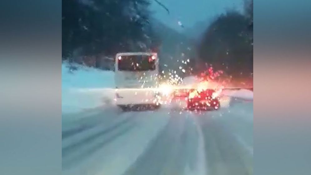 Autobus pretječe automobile na snijegom prekrivenoj cesti (Foto: Čitatelj)