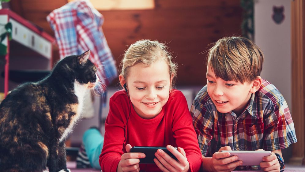 Djeca i pametni telefon (Foto: Thinkstock)
