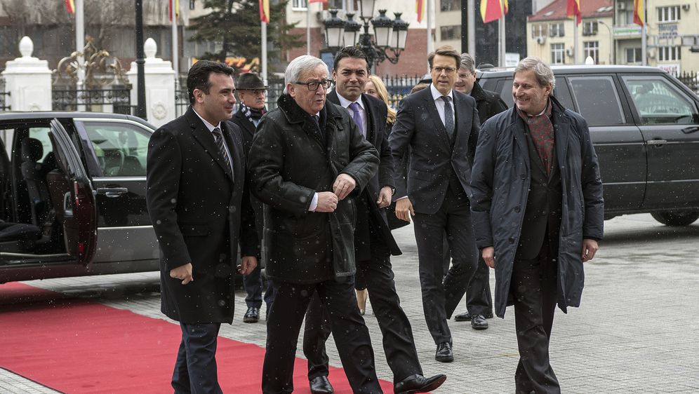 Predsjednik Makedonije Zoran Zaev dočekao Jean-Claudea Junckera i Johannesa Hahna tijekom njihove turneje Balkanom (Foto: AFP)