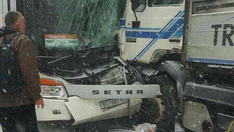 U sudaru autobusa i kamiona 14 ljudi teže ozlijeđeno (Foto: čitatelj)