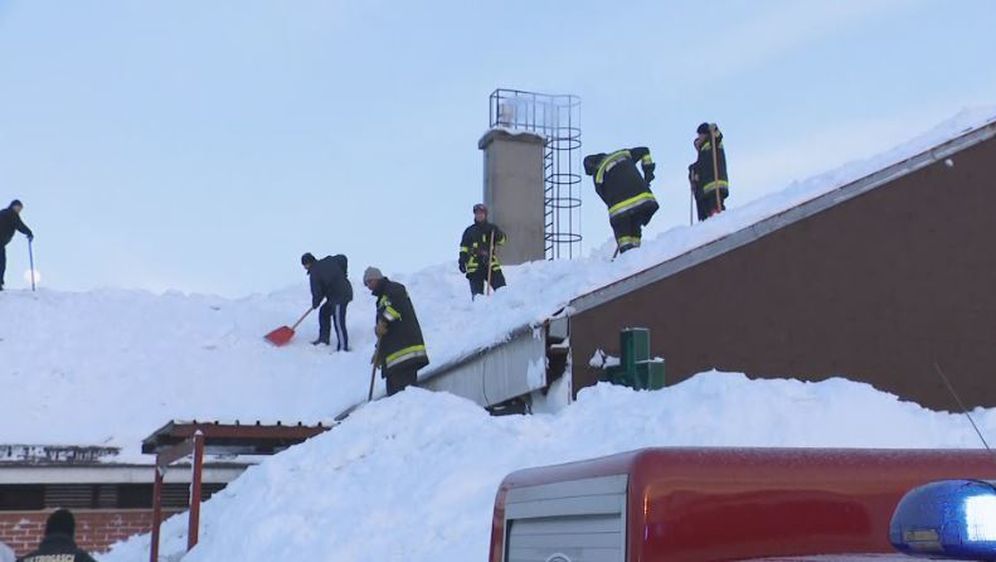 Vatrogasci pokušavaju spasiti krov doma zdravlja u Ravnoj Gori (Foto: Dnevnik.hr) - 2