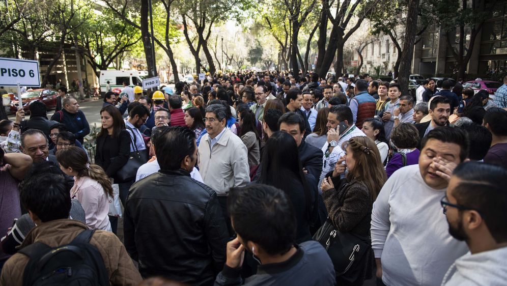 Ljudi su izašli na ulice nakon potresa u Meksiku (Foto: AFP) - 2