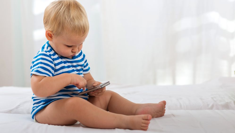 Dijete s mobitelom (Foto: Getty Images)