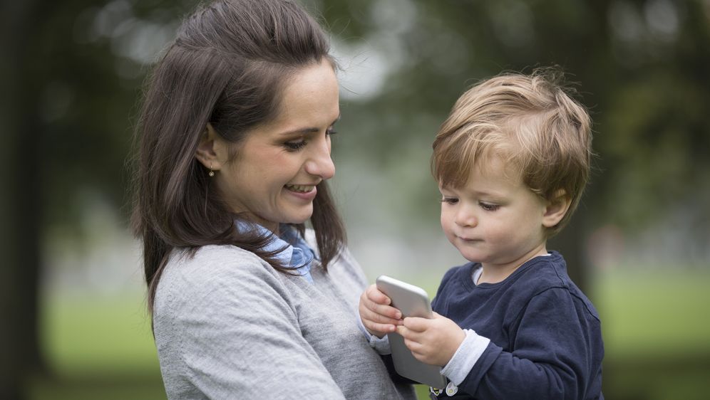 Dijete s mobitelom (Foto: Getty Images)