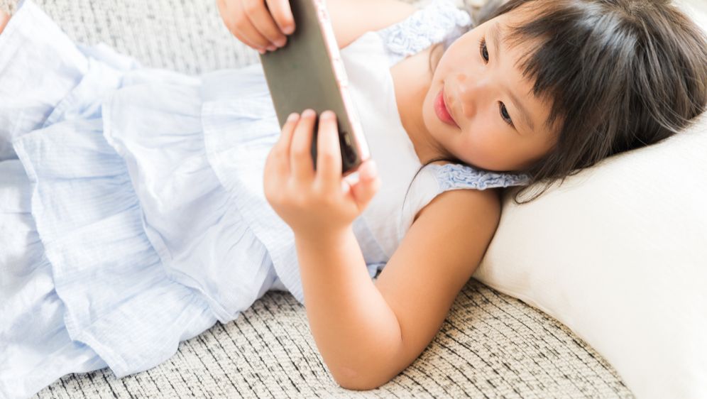 Dijete s mobitelom (Foto: Getty Images)