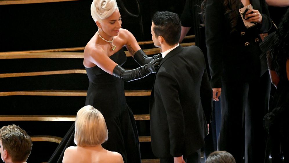 Prije nego što se popeo na pozornicu, Lady Gaga popravila je leptir-mašnu Ramija Maleka...