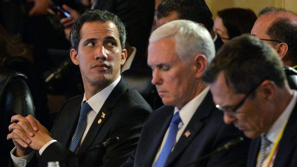 Samoproglašeni venezuelanski predsjednik Juan Guaido i potpredsjednik SAD-a Mike Pence (Foto: AFP)