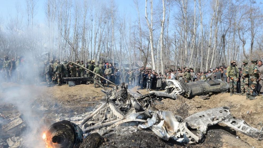 Ostaci indijskog borbenog aviona nakon što je srušen u predjelu Budgama (Foto: AFP)