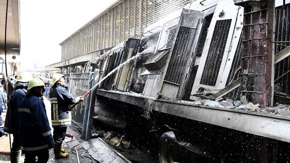 Lokomotiva je eksplodirala nakon što je udairo u betonski odbojnik (Foto: AFP) - 3