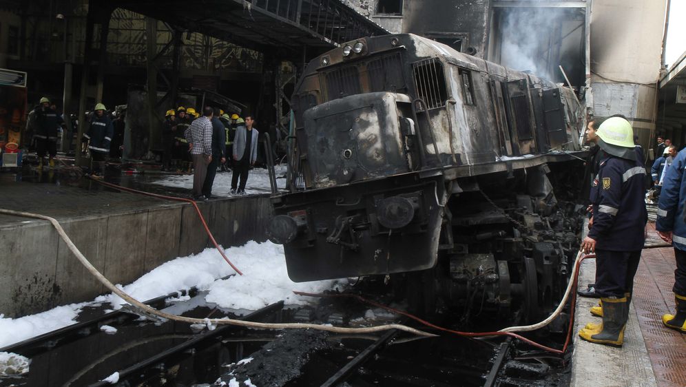 Željeznička postaja u Egiptu nakon sudara vlaka i betonske barijere (Foto: AFP) - 2