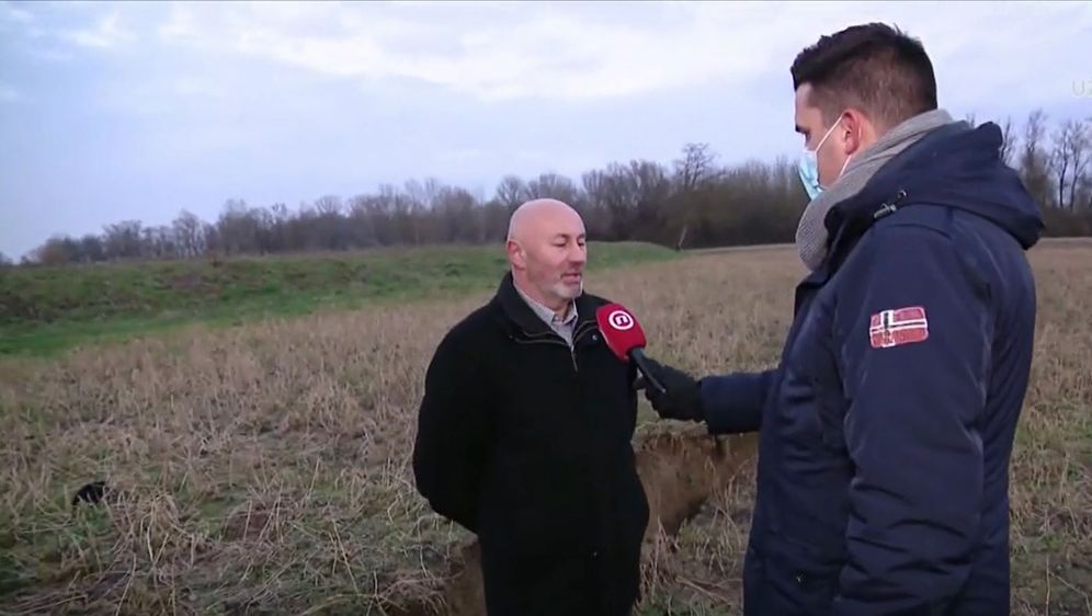 Stjepan Ivoš i Domagoj Mikić u polju s pukotinama u zemlji